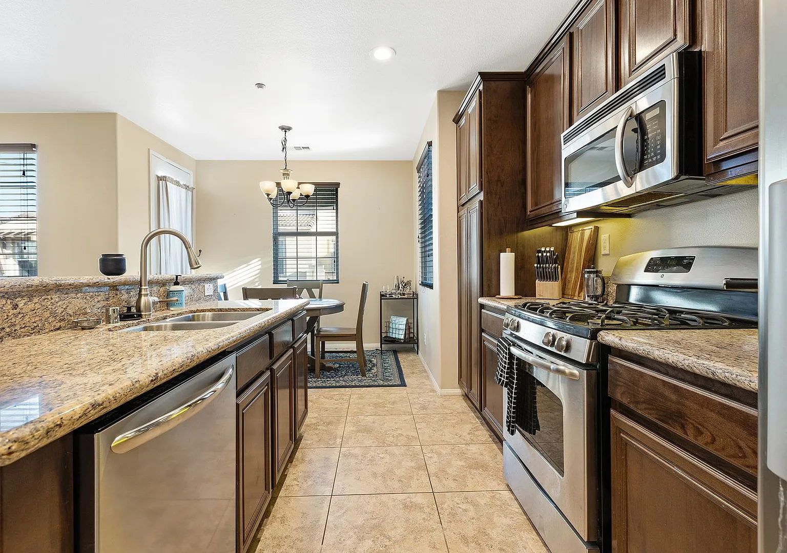 Private Bedroom & Bathroom in Gated Temecula Community — Photo 4