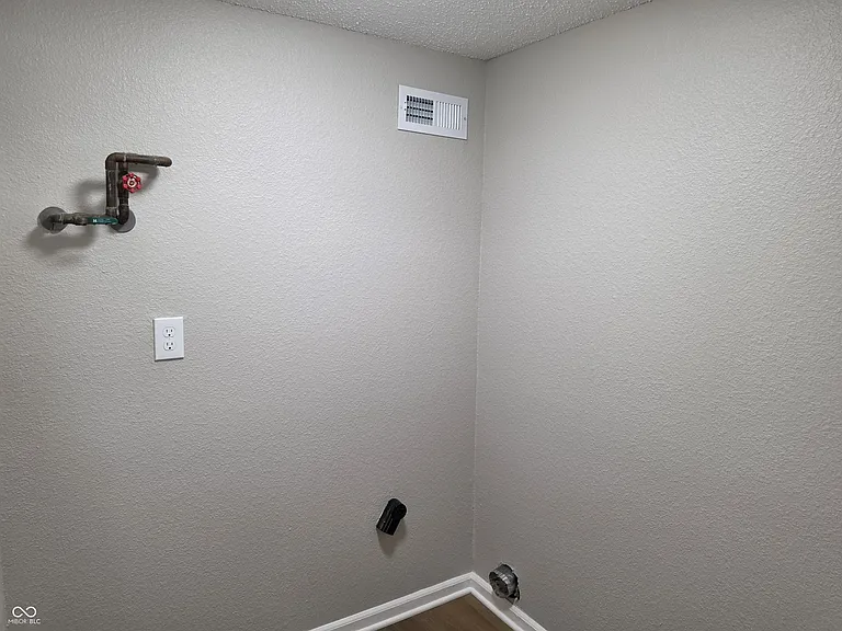 1225 Freemont Ln — Photo 8
