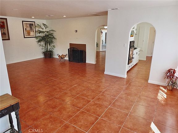 4th image of 6336 California Ave
