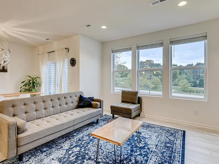 718 Maggie Way — Photo 4