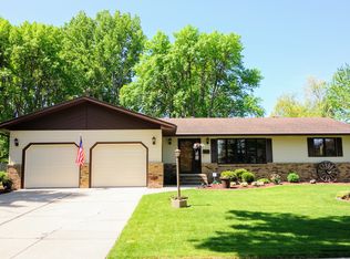 244 Circle Hills Dr, Grand Forks, ND 58201