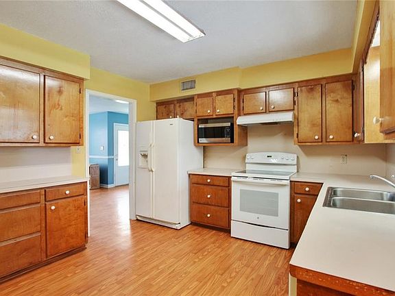 4th image of 145 Summerwood Dr