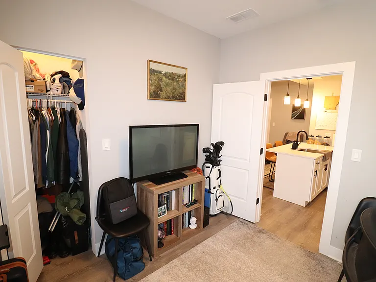 1345 N Bosworth Ave #3R — Photo 4