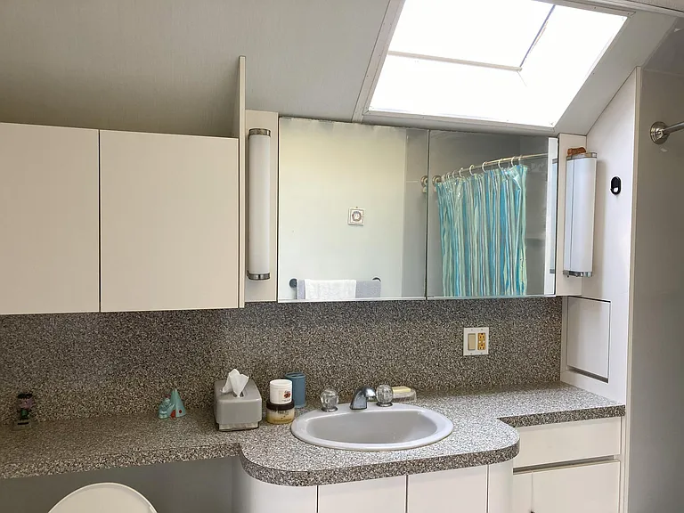 2nd picture of upstairs large bath