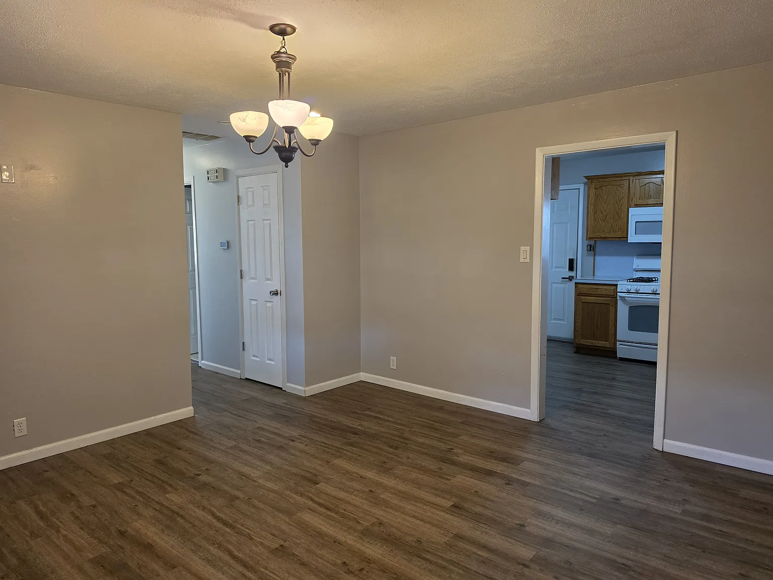 E 21st Ave, Hutchinson — Photo 3