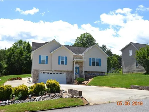 305 Pine Meadows Cir, Hickory, NC 28601