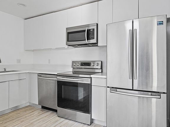 2nd image of 850 N Van Ness Ave #D
