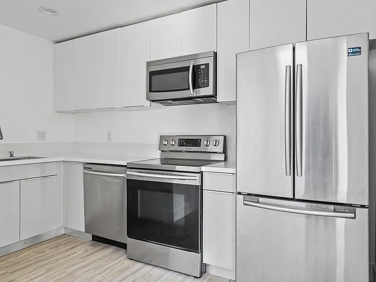 850 N Van Ness Ave #D — Photo 2