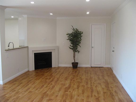 2nd image of 15141 Burbank Boulevard # Second Floor