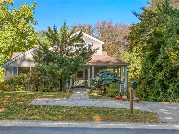 240 Dale St, North Andover, MA 01845