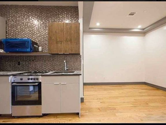 4th image of 240 Troutman St #4