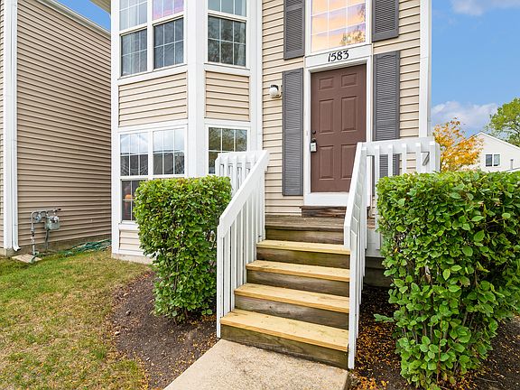 2nd image of 1583 Victoria Park Cir