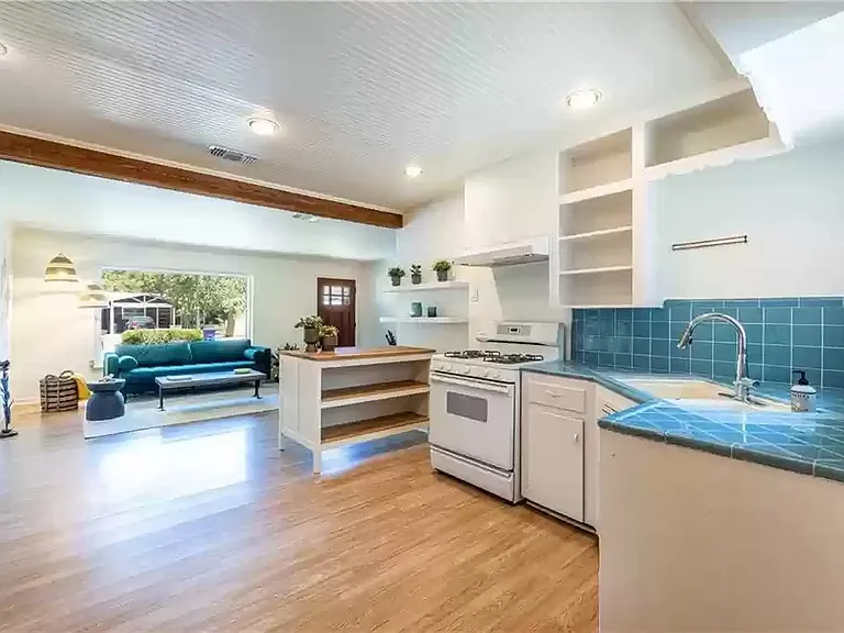 409 Wilmes Dr — Photo 4