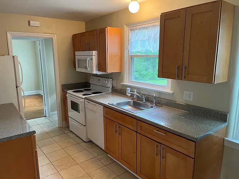 85 Continental Dr — Photo 4
