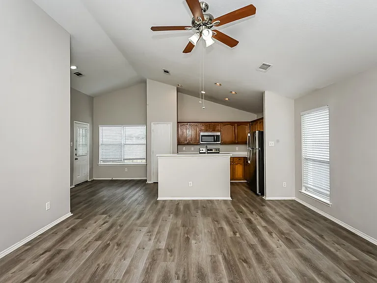 1108 Boxwood Dr — Photo 5