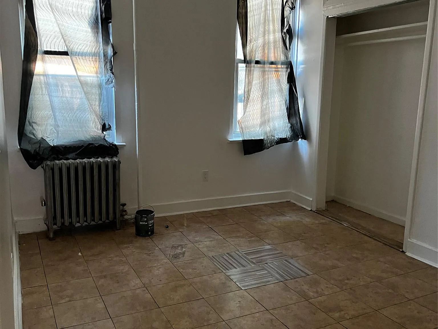 3 bed, 1.0 bath, 4000 sqft, $3,811 — Photo 3