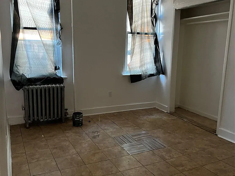 847 E 220th St — Photo 3