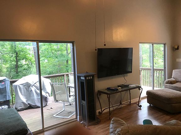 5th image of 15 Wood Cove Cir
