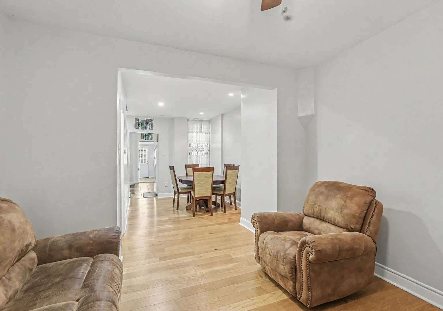Well-Kept 3BR Rowhouse — Photo 3