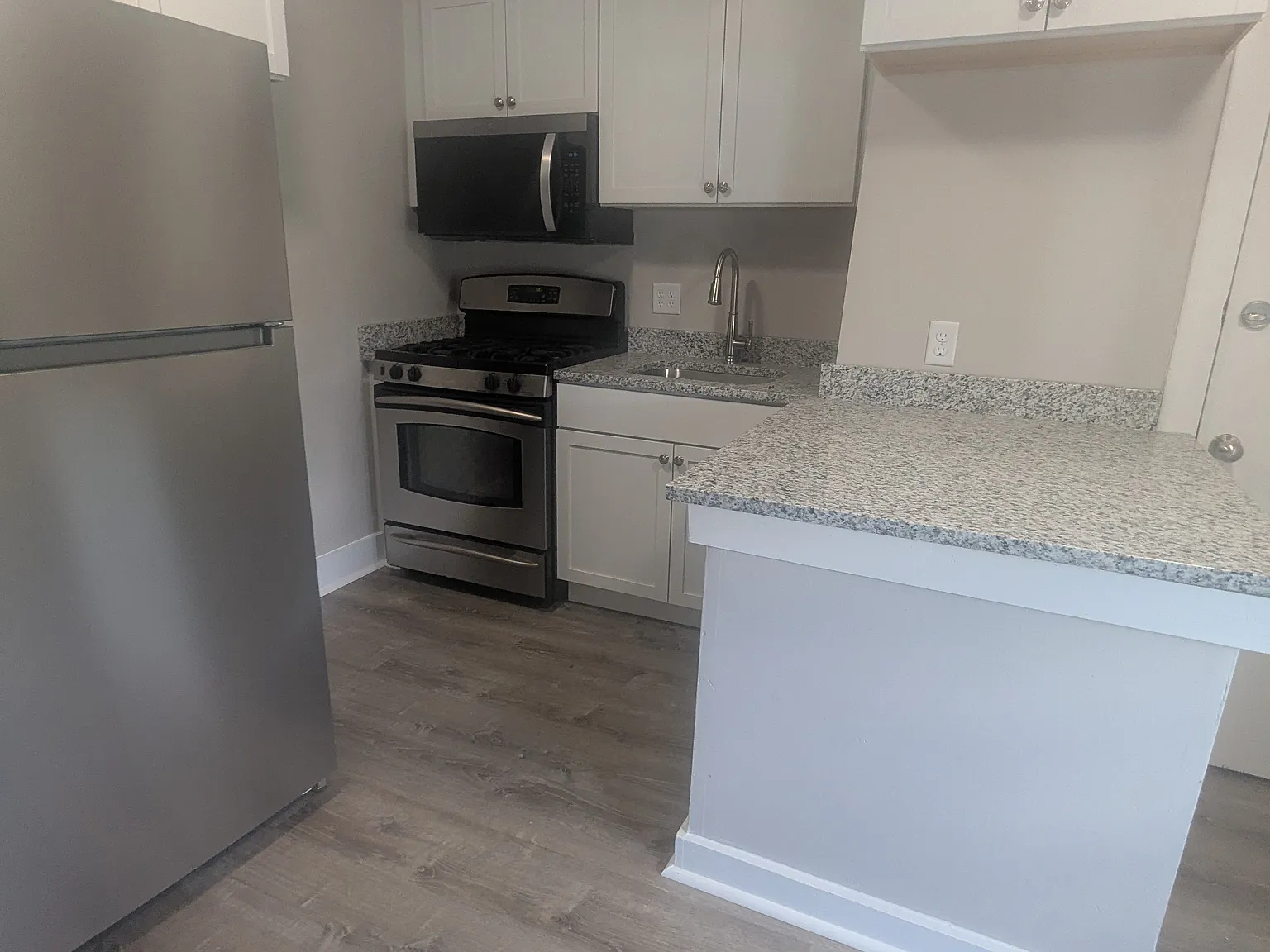 2 bed, 800 sqft, $2,200 — Photo 3