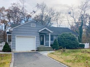 22 Grove Ave, Saint James, NY 11780
