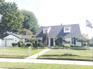 3162 Brixton Ln, Levittown, NY 11756