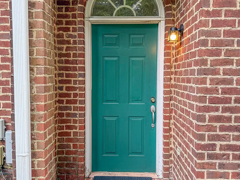 112 Sheffield Ct — Photo 3