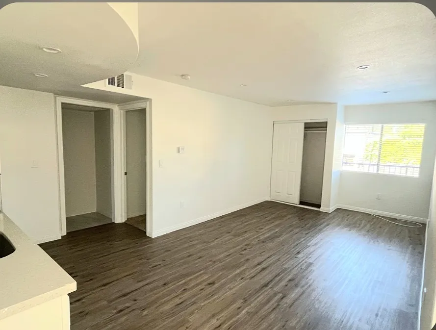 5051 Whitsett Ave — Photo 2