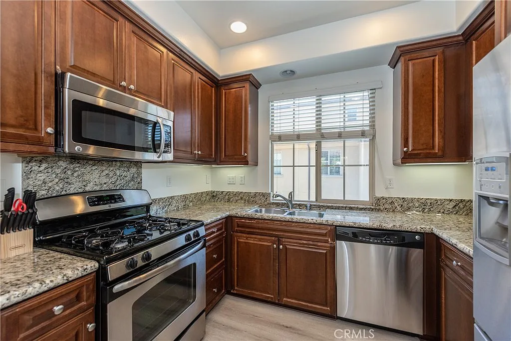 2 bed, 1239 sqft, $4,000 — Photo 3