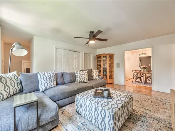 5531 Reeds Rd, Mission, KS 66202