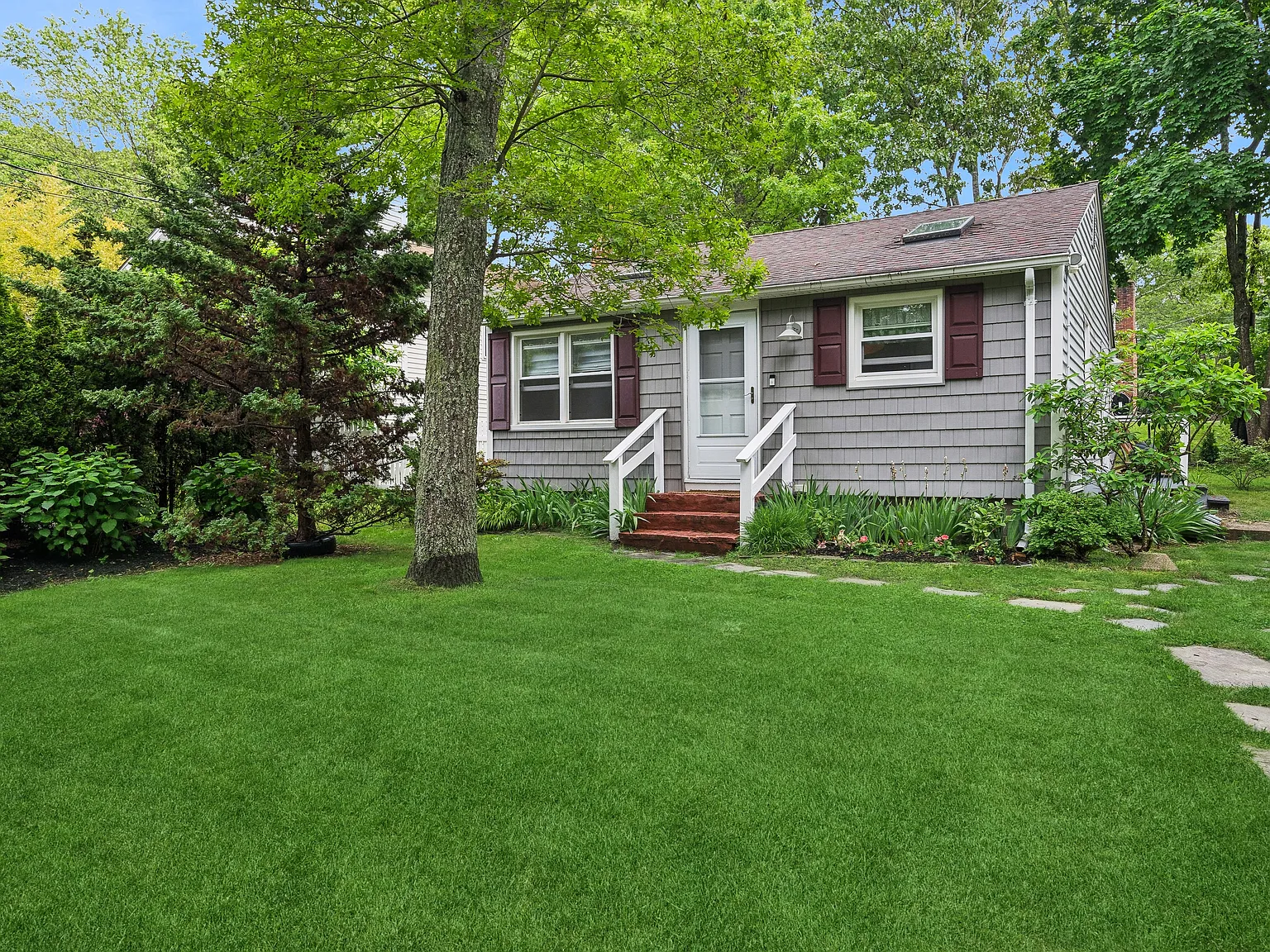 All New Hamptons Bays Two Bedroom Cottage — Photo 1