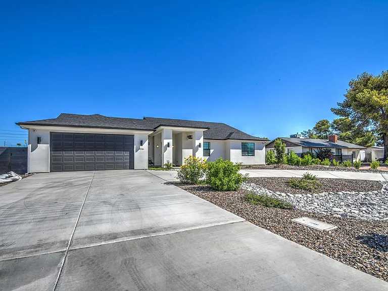 3216 E Sunnyside Ln — Photo 4