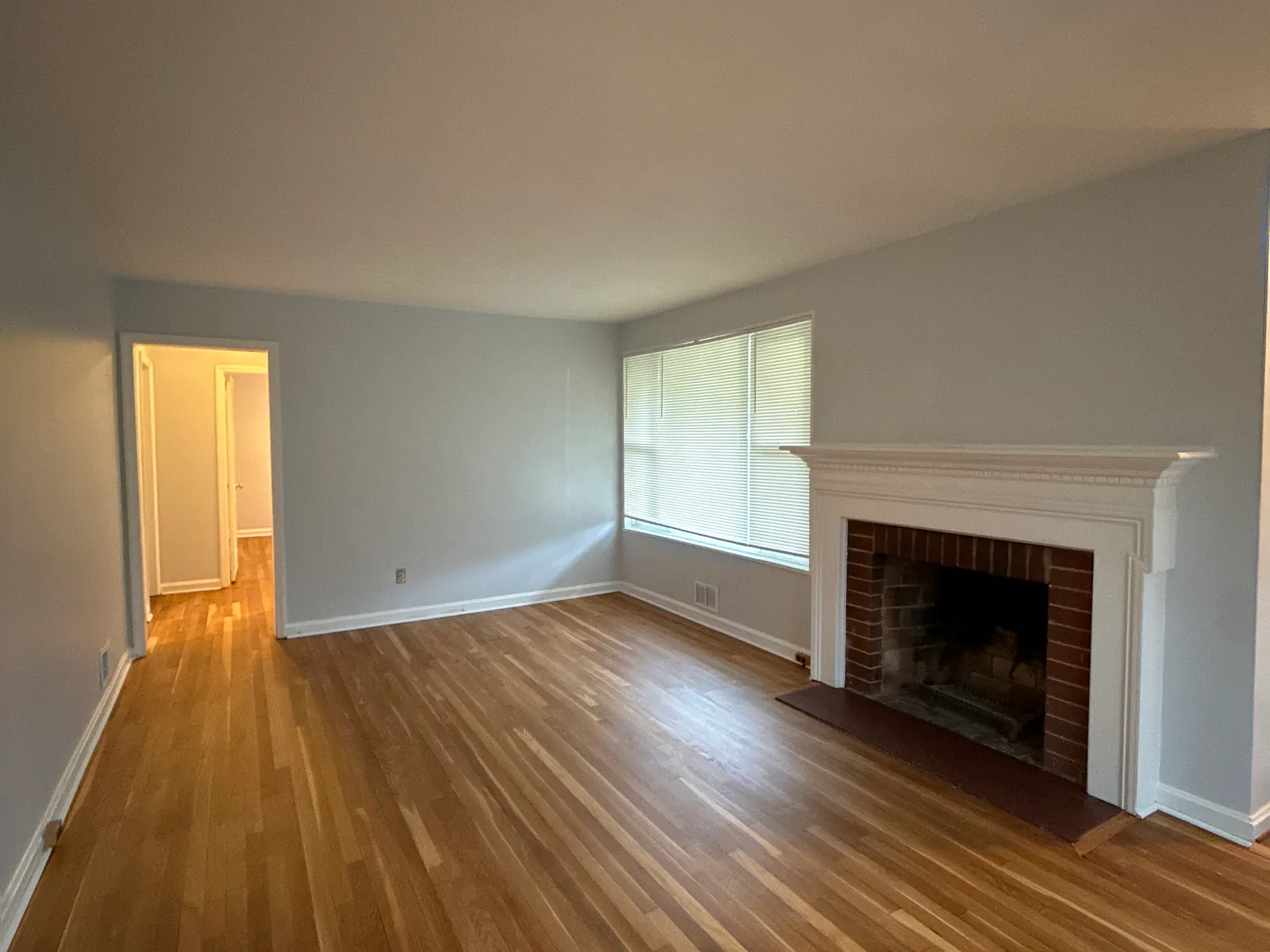 5 bed 2 bath house in Garret Park — Photo 4
