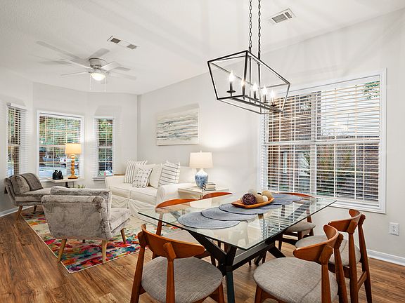 Two dinning areas / Two Living Areas