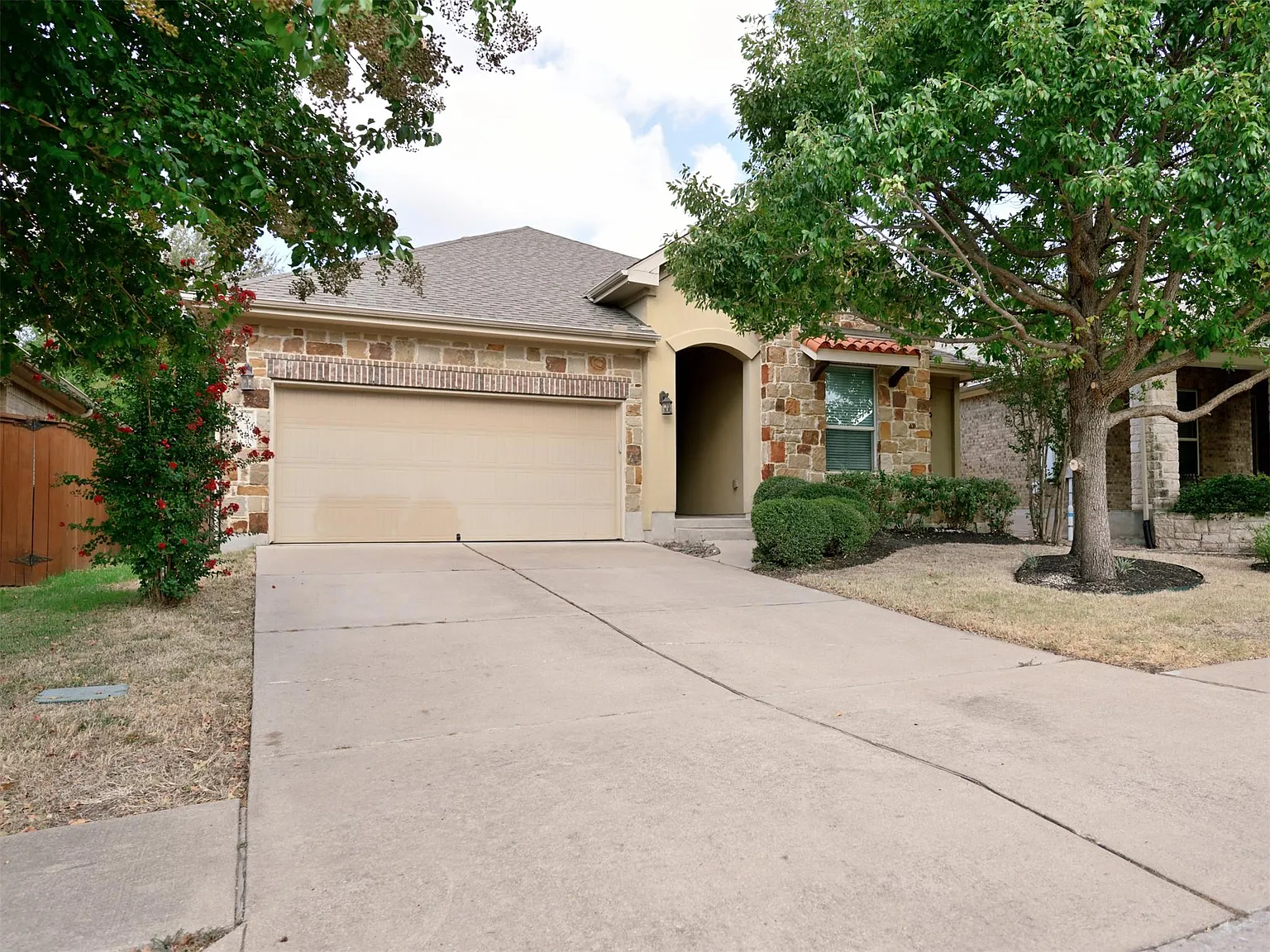 3 bed, 2.0 bath, 2242 sqft, $2,500 — Photo 2