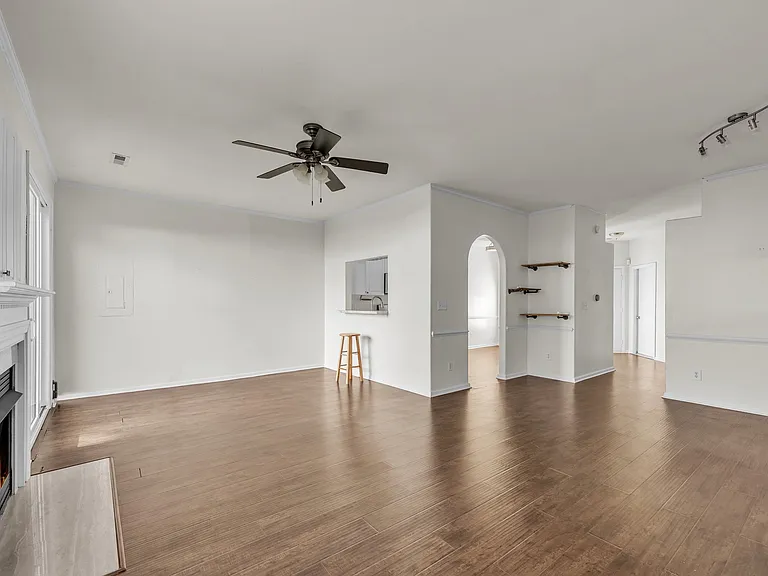 2322 Charing Cross Rd — Photo 15