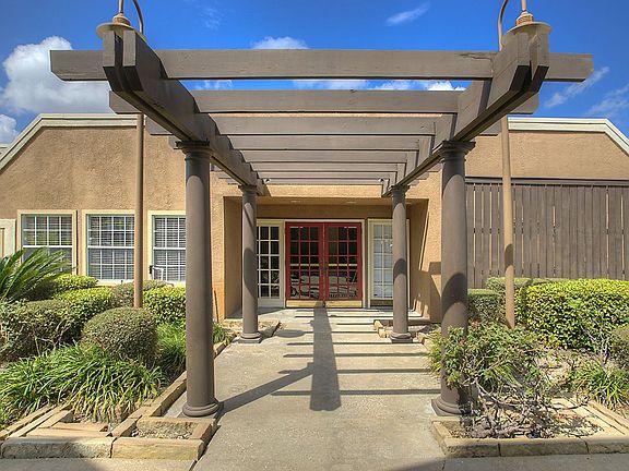 2nd image of 3925 Arlington Square Dr #498