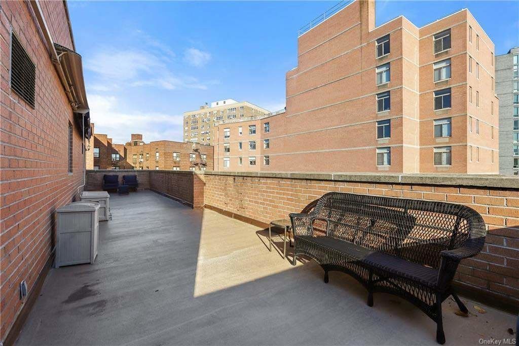 3 Bed 3 Bath Property, New York • 1,818 Sq Ft