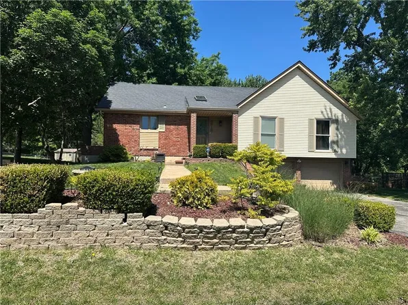 6918 Marion St, Shawnee, KS 66218