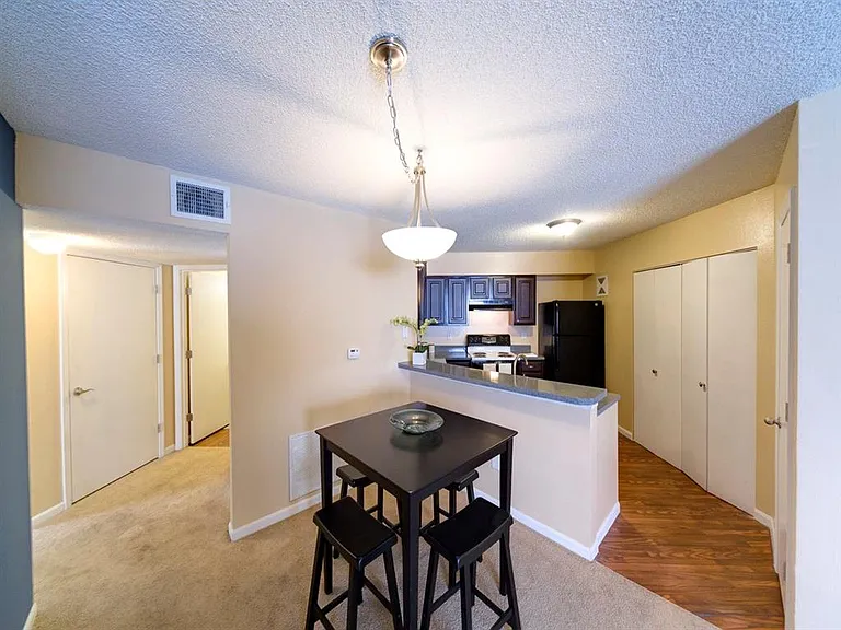 Holly Cove Apartments — Photo 16