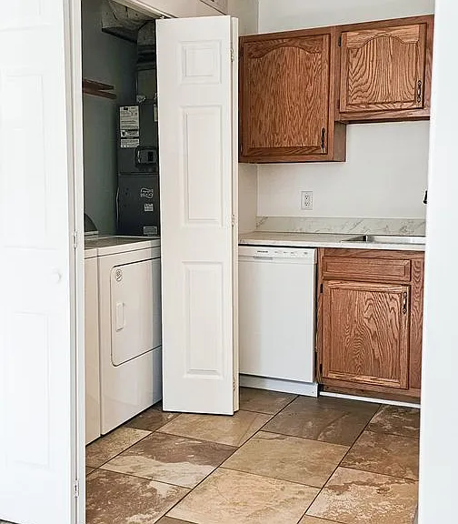 Beautifully updated 4 Bedroom/2 Bathroom downstairs apartment — Photo 32
