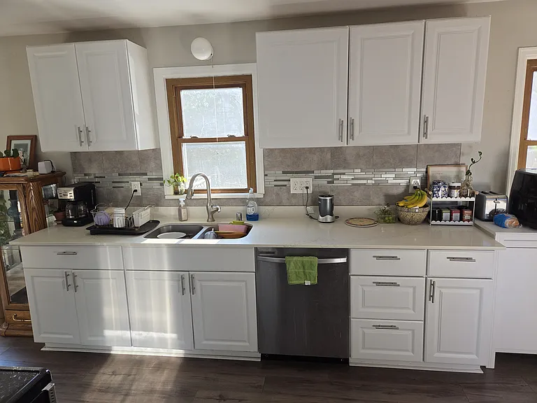 2359 Victoria St N — Photo 5