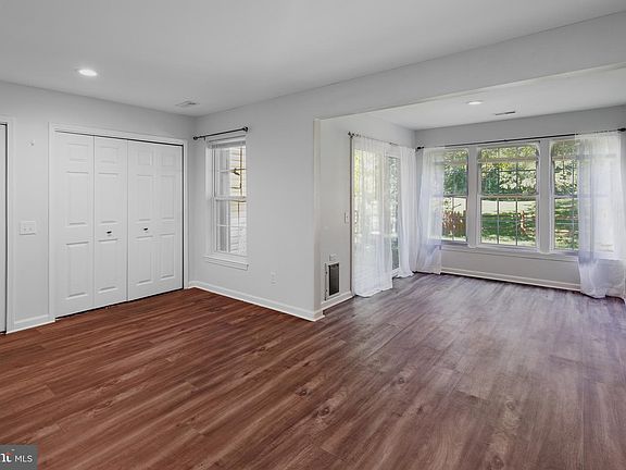 5th image of 34 Crenshaw Ct