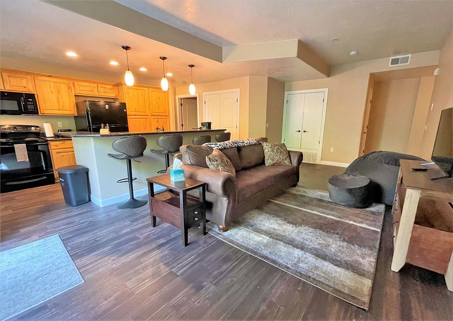 3 bed, 2.0 bath, 1474 sqft, $5,814 — Photo 2