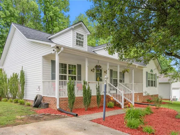 11 Cedar Branch Dr, Thomasville, NC 27360