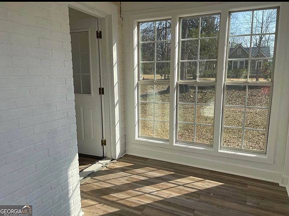 4th image of 609 Oak St