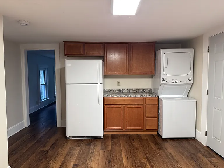 221 3rd St #B — Photo 4