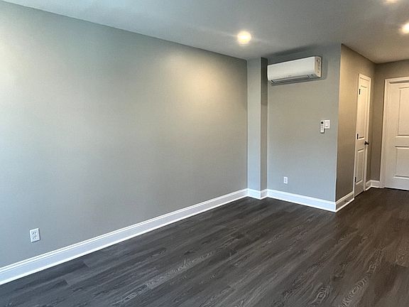 4th image of 1738 Wolf St #1