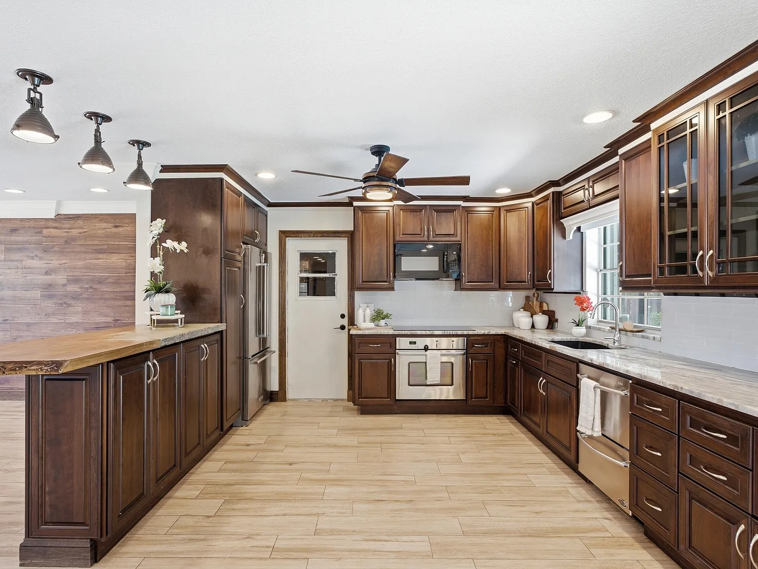 3 bed, 2.0 bath, 1501 sqft, $5,500 — Photo 4