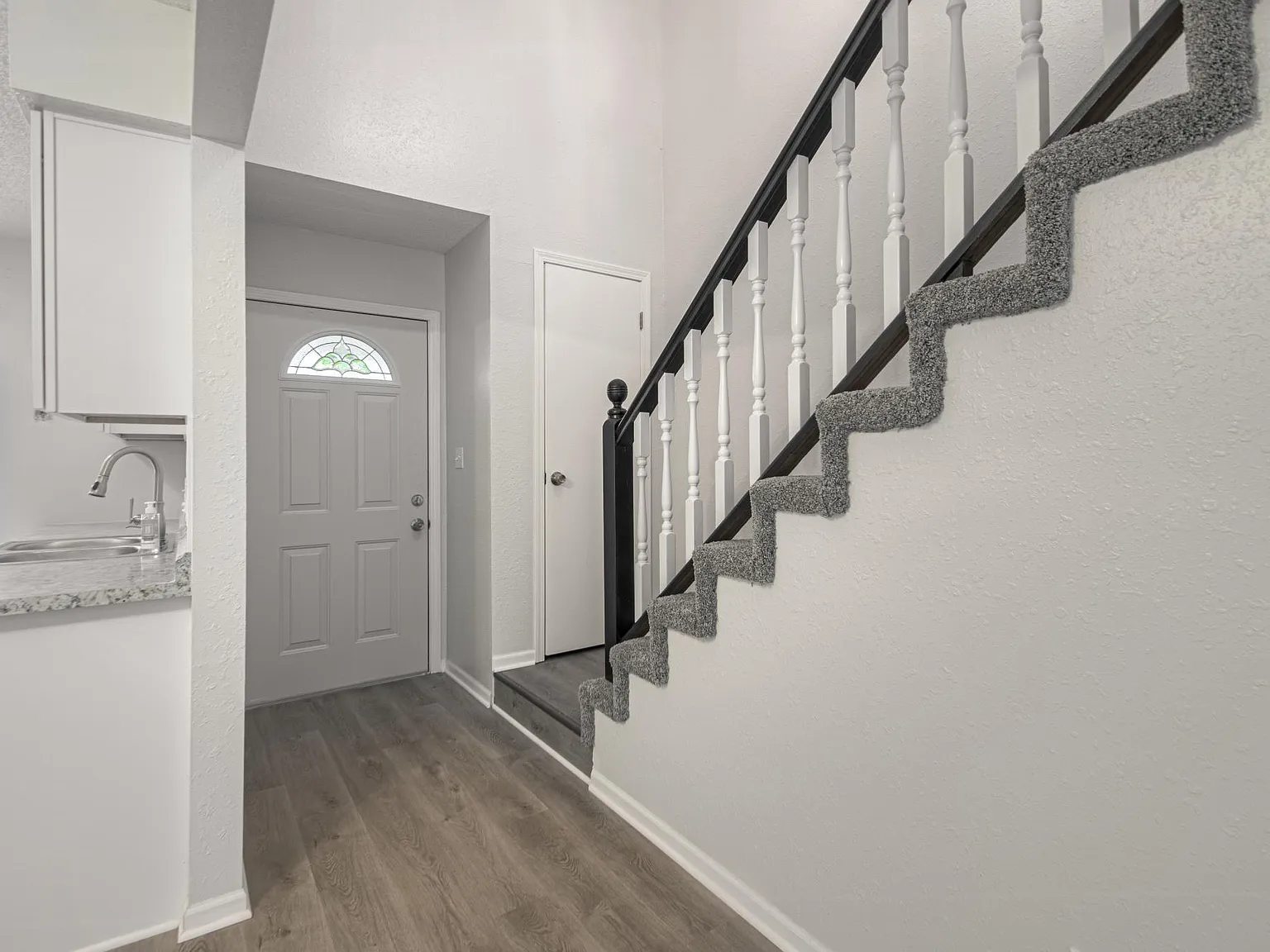 1305 La Chateau Dr — Photo 2